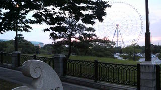 駅のそばで手軽に海と触れ合えます