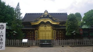 金色に輝く豪華な門