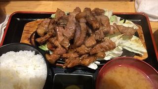 ブーテキ定食のスーパーヘビー級です。このボリュームには、驚きです。御飯のおかわり自由が付いていますので、何杯も食べてお腹を満たしてみてください。