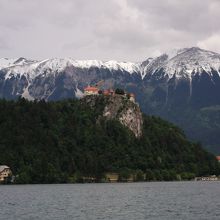 ブレッド城が山の上に