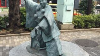 躍動感ある銅像