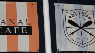 夜景は外国のよう、川沿いのカフェでオシャレに過ごしましょう。