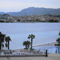 プール、アドリア海、その向こうにスプリットの街