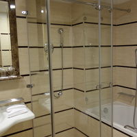 シャワーブースが別になっているバスルームも使いやすい