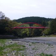 飯能河原にかかる赤い橋