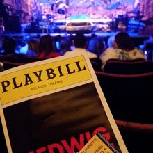 後方でも見やすい劇場です