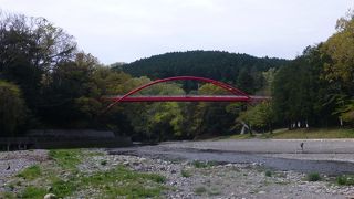 飯能河原にかかる赤い橋