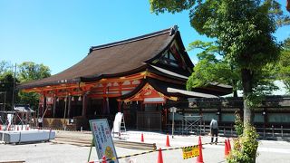 朱色の綺麗な神社