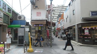 六義園は南口、旧古河庭園は北口、商店街は東口です。