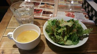 パンとサラダの食べ放題のオプションが嬉しい