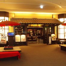 日本っぽいエントランスを造り出してます