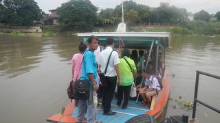 自転車も乗せることができる渡し船