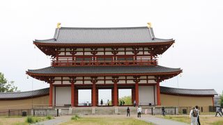 野原の中に忽然と現れる天平時代の朱雀門