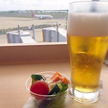 ビールを飲みながら飛行機がみれます