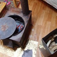 ゲルの中央にあるストーブ