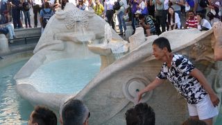 狭い広場に物凄い人、さほど大きくない噴水に人が群がり、、、、、