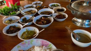 小皿料理がずらりと並ぶ食堂