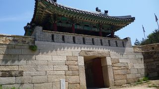 チョット短い韓国版・万里の長城の金井山城は人気のハイキングコ−スでした