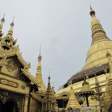 黄金に輝くシュレダゴンパゴダ