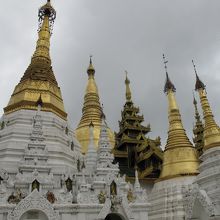 にょきにょきと建つパゴダ