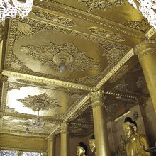 礼拝の場も黄金に包まれます