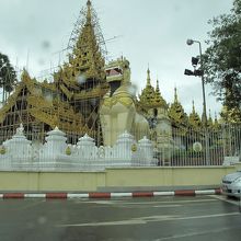 丘の下にある入口