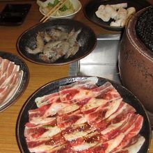 肉は牛と豚。シーフードや焼き野菜も食べられます。