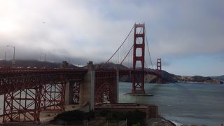 近くから見ると大きい