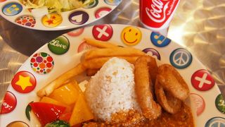 ドリンクバー＆サラダバー付きのカレー屋さん