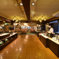 バイキング会場です　大江戸温泉よりは、すこし上の料理かな？