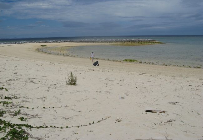 ビーチの砂浜は広くて、透明度も抜群