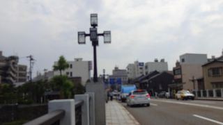 浅野川にかかる街の主要な橋。