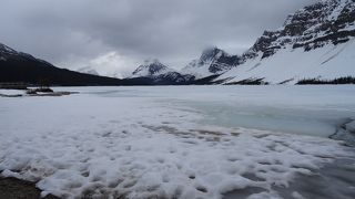 美しい雪の白と湖の群青色、時おり差し込む春の日差しが最高でした。