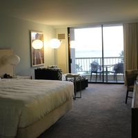 広々とした客室。改装したばかりで清潔だった。