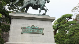 台座の上の台座の馬の上に