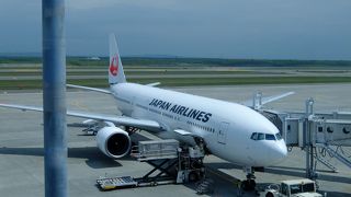 広くて、清潔なフードコート。滑走路も見える。