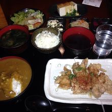 メインと食べ放題メニューと追加オプション。これで500円。