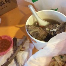 スペアリブを煮込んだ漢方スープ。骨はテーブルに置きます。