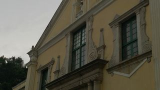 淡い黄色の明るい外観