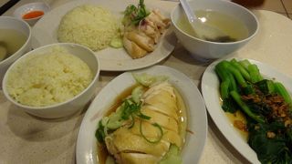 衝撃のうまさ！人気店のチキンライスは当たりです☆