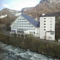 白い屋根が特徴のホテル