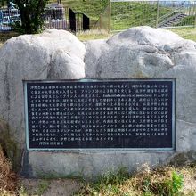 沖野忠雄の功績を記す