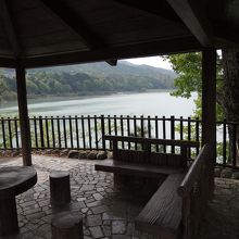 公園内には美和湖を望めるテラスも