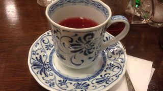 少し奥にあります