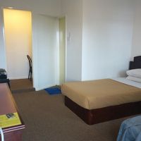 ツインベッドの奥に書斎のような空間がありました。