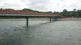 赤い橋が印象的