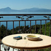 バルコニーからティレニア海を臨む