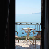 部屋から外を眺める。鳥の声しか聞こえない。とにかく静かだ。