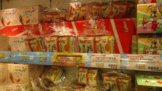 竹下通りでは必ずよってしまうお店。レアなカルビー製品があります。