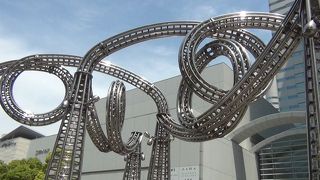 ジェットコースターのレールの様なオブジェ
